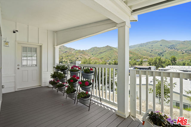 30473 Mulholland Hwy, Agoura Hills CA: https://media.crmls.org/mediaz/c685bb82-e4df-42d1-91a9-cd32a8b33c83.jpg