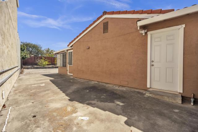 33025 Calistoga St, Union City CA: https://media.crmls.org/mediaz/c68630ca-1fde-4e4c-b1e1-3fcf2aac691c.jpg