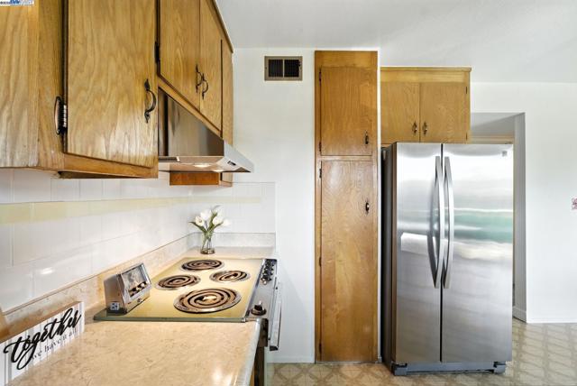 3101 61St Ave, Oakland CA: https://media.crmls.org/mediaz/c688071b-ec44-4018-8046-c07258a7906b.jpg