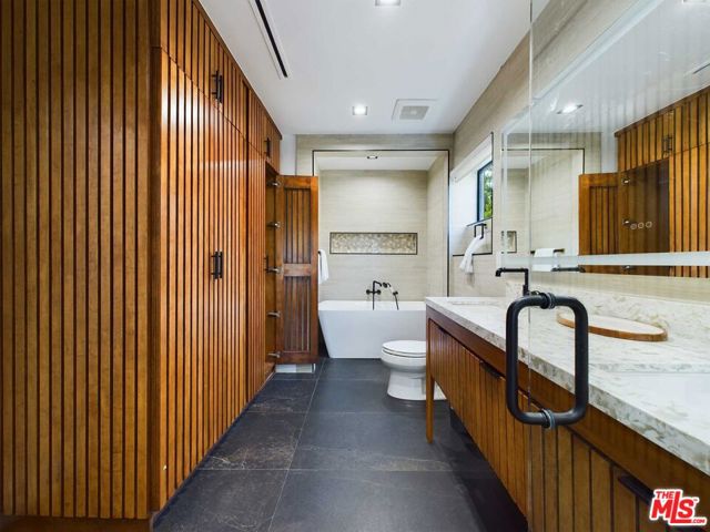 5109 Longridge Avenue, Sherman Oaks CA: https://media.crmls.org/mediaz/c6890adf-78c8-425e-8013-860682a86828.jpg