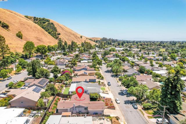 38392 Nebo Dr, Fremont CA: https://media.crmls.org/mediaz/c6899797-3378-4cae-ae89-d646bf8e30bf.jpg