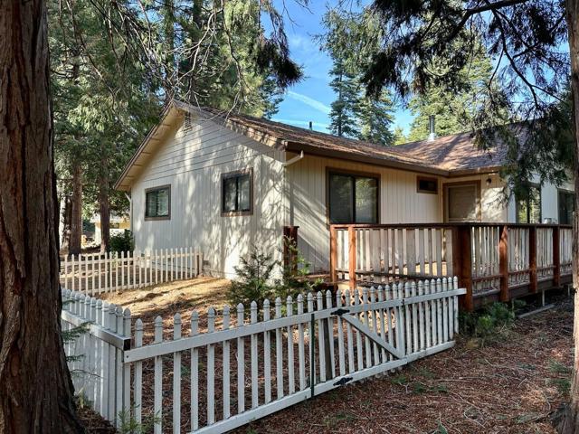 3209 Woodlake Drive, Lake Almanor CA: https://media.crmls.org/mediaz/c68a7204-b0bc-4b8d-a3ac-bb34d2bab5e7.jpg