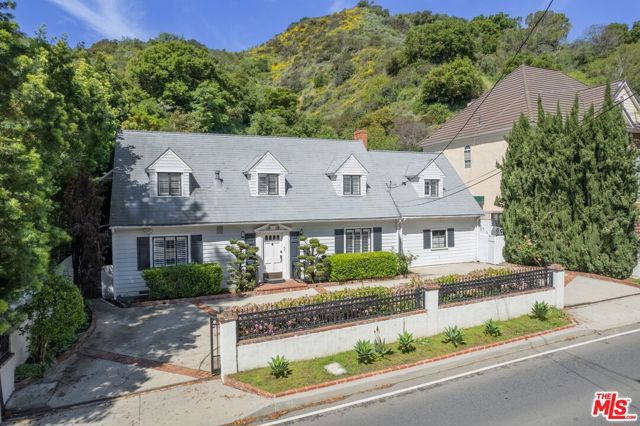 2427 Benedict Canyon Drive, Beverly Hills CA: https://media.crmls.org/mediaz/c68ab8d6-fe94-49ce-9df0-b9b22c7f80c6.jpg