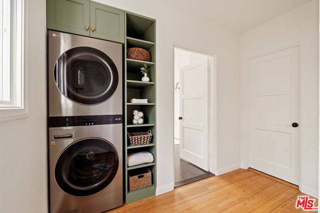 1068 Queen Anne Place, Los Angeles CA: https://media.crmls.org/mediaz/c68ca571-c18c-4348-a36e-bdae157cab57.jpg