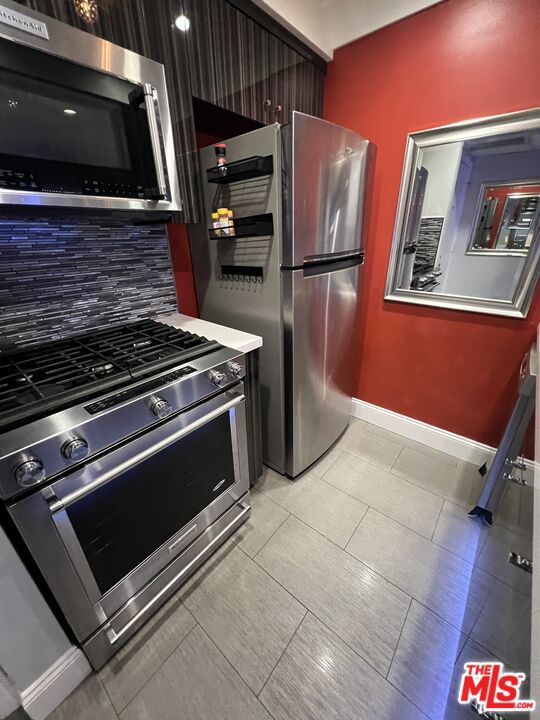 950 N Kings Road, West Hollywood CA: https://media.crmls.org/mediaz/c68daeac-b09d-4a13-8655-562754d6f72a.jpg