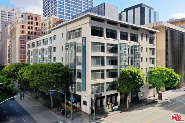 630 W 6th Street, Los Angeles CA: https://media.crmls.org/mediaz/c68e9931-0a93-4f63-b317-6bddd9a4dcd2.jpg