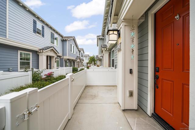 524 Surfbird Lane, Imperial Beach CA: https://media.crmls.org/mediaz/c68f19e9-1ab2-4cda-a1d7-e6ee2e88e8a2.jpg
