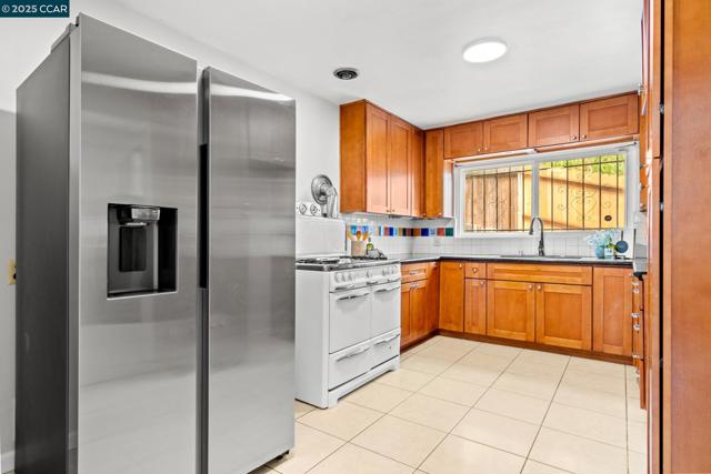 1232 E 20Th St, Oakland CA: https://media.crmls.org/mediaz/c68f5b61-ac4f-4aaa-82bc-c52bc0dad3fc.jpg