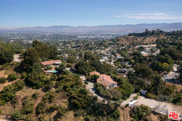 8207 Mulholland Drive, Los Angeles CA: https://media.crmls.org/mediaz/c68fe3ec-ba07-46c8-865b-fd89af39a64d.jpg