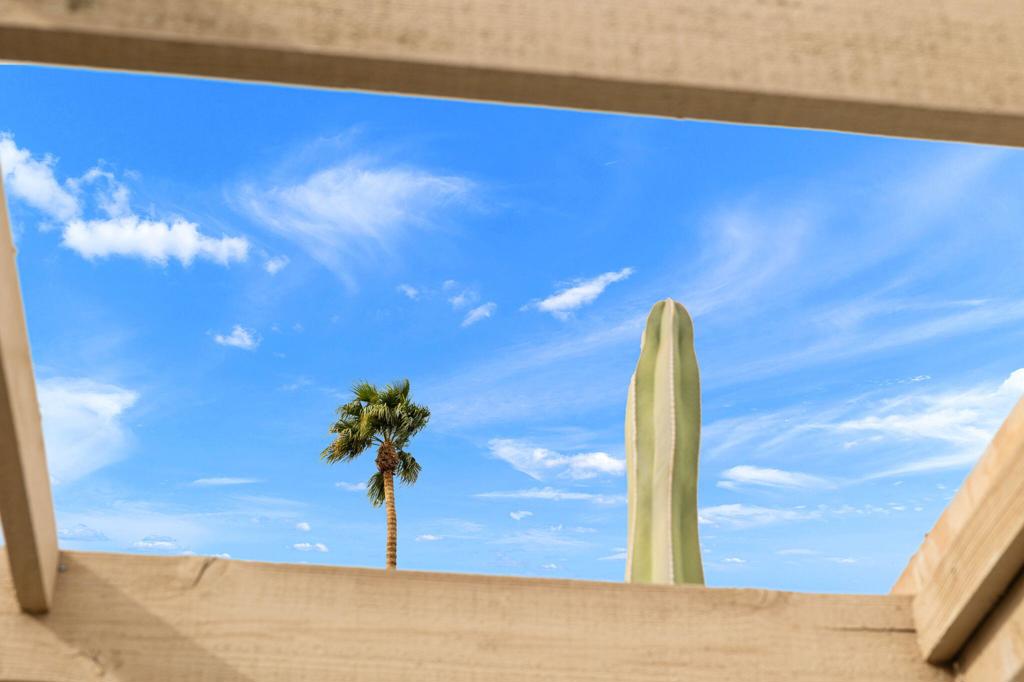 https://media.crmls.org/mediaz/c6907522-f584-41e2-95ca-93094cd42f8f.jpg?preset=X-Large