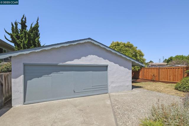 909 Elm St, El Cerrito CA: https://media.crmls.org/mediaz/c6909f90-0c68-46b3-93c5-1deaed65aef5.jpg