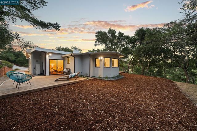 233 Melody Ln, Orinda CA: https://media.crmls.org/mediaz/c690e30d-f37b-43f2-9ec0-0f359adc1b48.jpg
