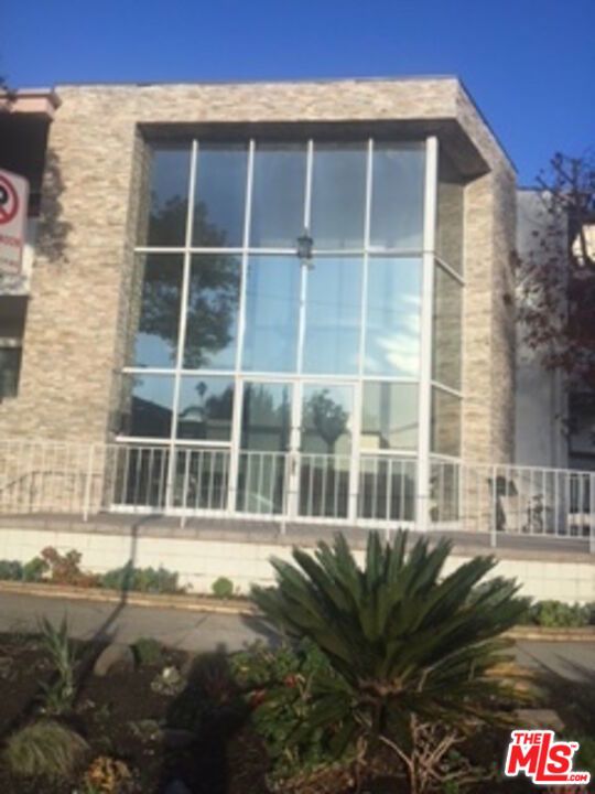 12205 GORHAM Avenue, Los Angeles CA: https://media.crmls.org/mediaz/c690f212-f2cf-4e06-ba90-8ec84c2f2527.jpg