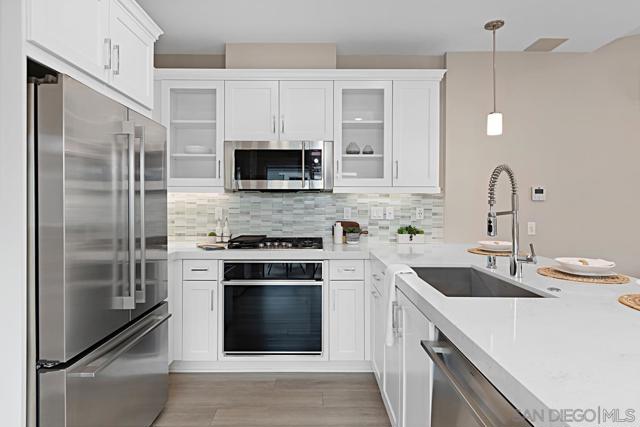 819 Kennebeck Ct, San Diego CA: https://media.crmls.org/mediaz/c691d107-c0fc-45c9-869e-d13bfdfcda0f.jpg