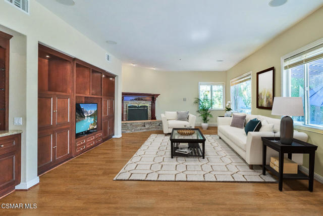 11275 Watson Drive, Moorpark CA: https://media.crmls.org/mediaz/c6921e5f-4eff-4d1b-a17e-0ba9977ed7f1.jpg