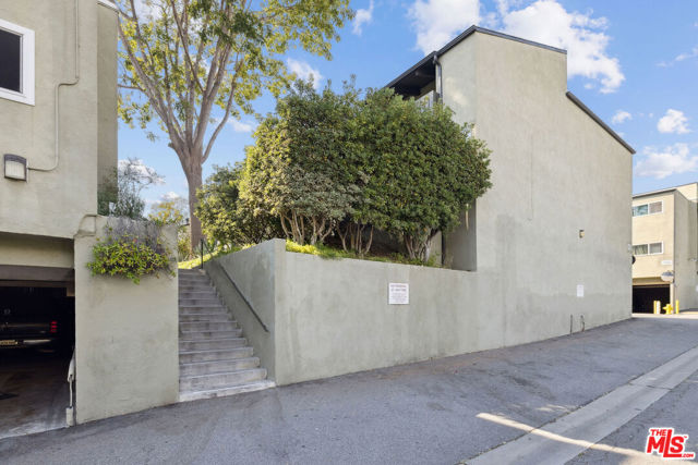 5003 Stoney Creek Road, Culver City CA: https://media.crmls.org/mediaz/c6923c22-395f-46d2-b44f-3028bf58015e.jpg