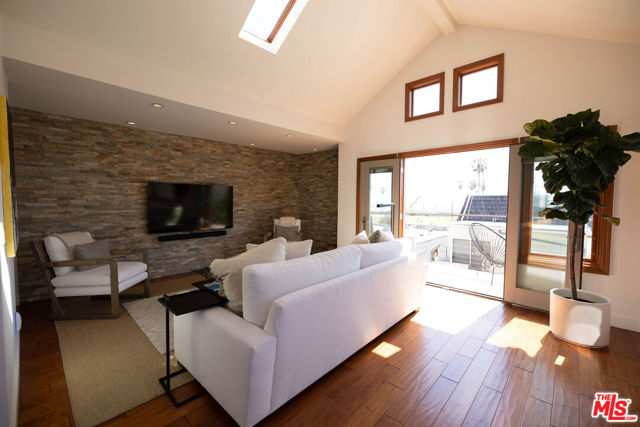 6644 Vista Del Mar, Playa del Rey CA: https://media.crmls.org/mediaz/c694ddde-ce59-4448-a64c-a3f49794ce7e.jpg