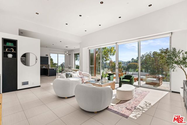 933 Bluegrass Lane, Los Angeles CA: https://media.crmls.org/mediaz/c695959a-655e-41d9-a06d-3aeabb39fad0.jpg