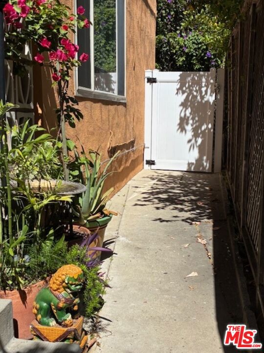 1022 N Croft Avenue, Los Angeles CA: https://media.crmls.org/mediaz/c69616ee-b132-4802-a09d-dd3f3f3316e9.jpg
