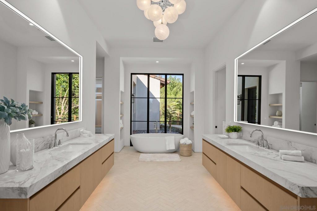 MLS #250043116SD image #14