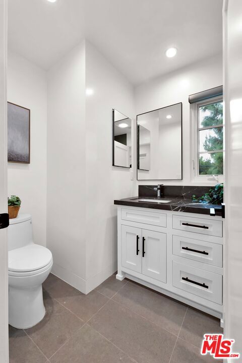 602 S Lucerne Boulevard, Los Angeles CA: https://media.crmls.org/mediaz/c6965de1-3105-4b22-98a6-7c0dccb5c723.jpg