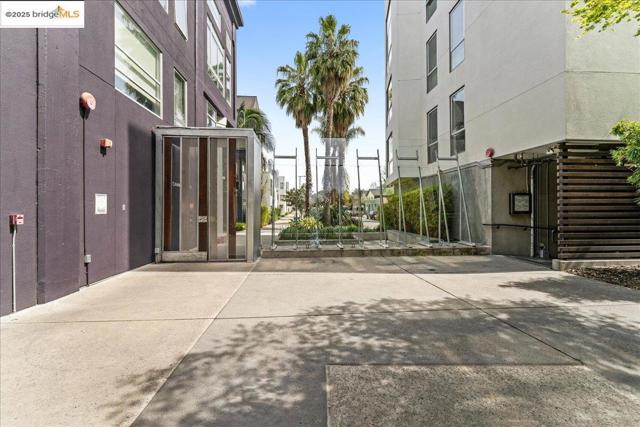 1201 Pine St, Oakland CA: https://media.crmls.org/mediaz/c696facc-6399-4491-a0d0-dab4940433b3.jpg