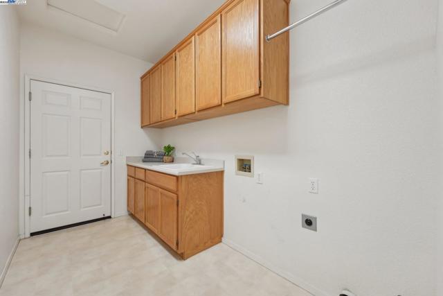 491 Central Park Pl, Brentwood CA: https://media.crmls.org/mediaz/c69716ed-8658-4d05-a77c-fde91aca350e.jpg