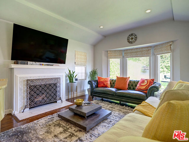 1019 S Rimpau Boulevard, Los Angeles CA: https://media.crmls.org/mediaz/c6971c9a-300a-4df3-a360-e1ff6c7d3a9e.jpg