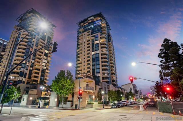 555 Front St, San Diego CA: https://media.crmls.org/mediaz/c6981dae-a196-406a-b8f1-68b79551e06f.jpg