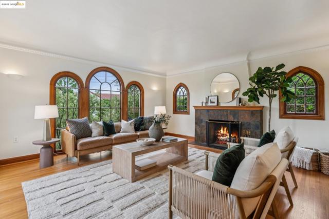6232 Manoa St, Oakland CA: https://media.crmls.org/mediaz/c6986bc1-2cb8-4dc4-aa69-55a79cac6020.jpg