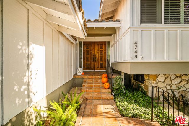 4748 Round Top Drive, Los Angeles CA: https://media.crmls.org/mediaz/c698ac1d-6ad8-4ba2-af53-f2ea36f75030.jpg