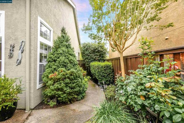 405 Triomphe Ct, Danville CA: https://media.crmls.org/mediaz/c698d93f-c6a9-4577-854e-a72ddda3a5a0.jpg