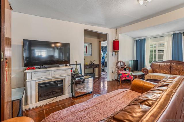 875 Boundary St, San Diego CA: https://media.crmls.org/mediaz/c699f4bc-1da0-4949-8d1f-400d95fe89c2.jpg
