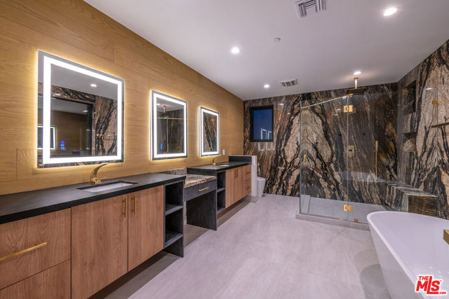 4906 Van Noord Avenue, Sherman Oaks CA: https://media.crmls.org/mediaz/c69b7371-677f-44e1-b322-72a34ceb74cd.jpg