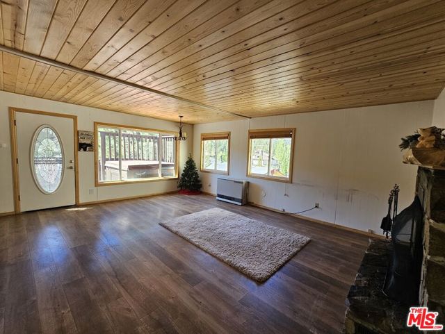 718 Blue Jay Road, Big Bear, CA 92315
