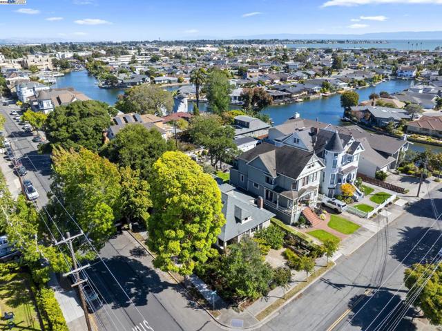 898 Union St, Alameda CA: https://media.crmls.org/mediaz/c69dc836-749a-47d5-ab0f-99d5aadf80cf.jpg
