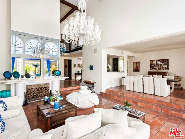 2113 Stoney Hill Road, Los Angeles CA: https://media.crmls.org/mediaz/c69e1188-6c13-4e3d-906b-c3e5e4fcab8b.jpg