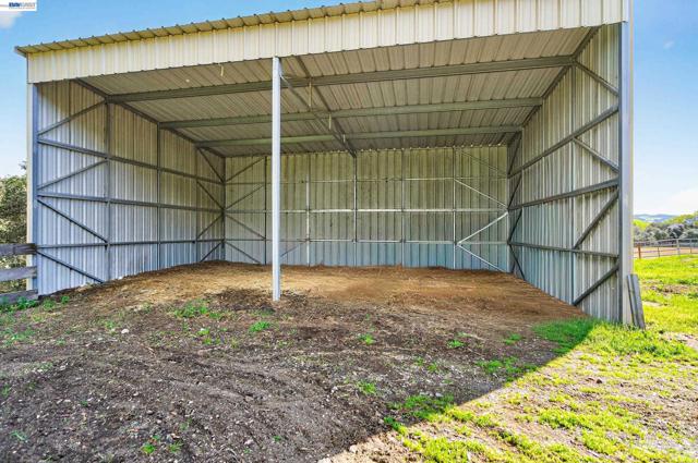 10700 Foothill Rd, Sunol CA: https://media.crmls.org/mediaz/c69fee3b-825d-4481-aee2-50de7fc9f2b4.jpg