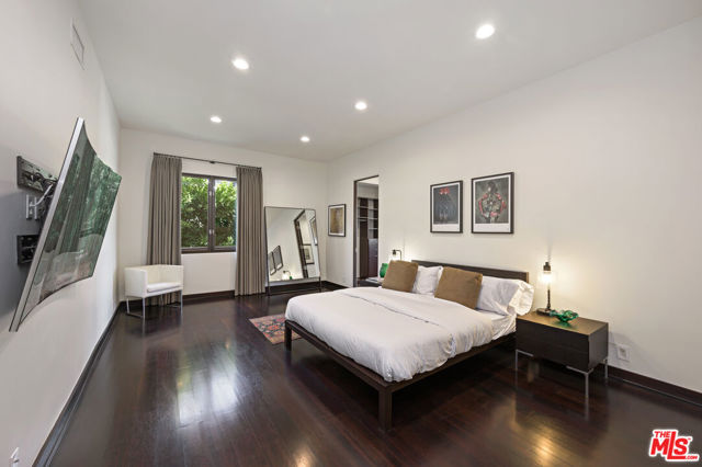 623 N ALTA Drive, Beverly Hills CA: https://media.crmls.org/mediaz/c6a04e48-2bc1-4bf0-a2d8-292090df020c.jpg