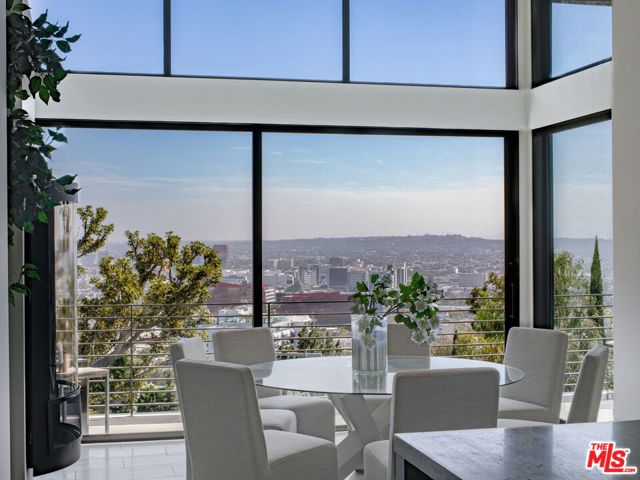 8932 St Ives Drive, Los Angeles CA: https://media.crmls.org/mediaz/c6a0ac0e-3e19-449a-af89-0d19d8365707.jpg