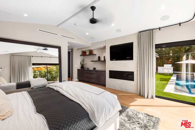 4961 Noeline Avenue, Encino CA: https://media.crmls.org/mediaz/c6a42fd5-4e61-4455-8c2a-1294f2cc0dfe.jpg