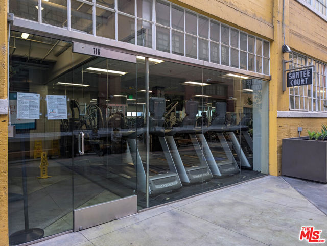 738 S Los Angeles Street, Los Angeles CA: https://media.crmls.org/mediaz/c6a4b044-5198-43a7-a4b4-92a55910bb0d.jpg