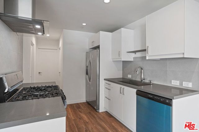 1166 S Cochran Avenue, Los Angeles CA: https://media.crmls.org/mediaz/c6a54197-4ae0-4a31-8f72-15d04eeae592.jpg