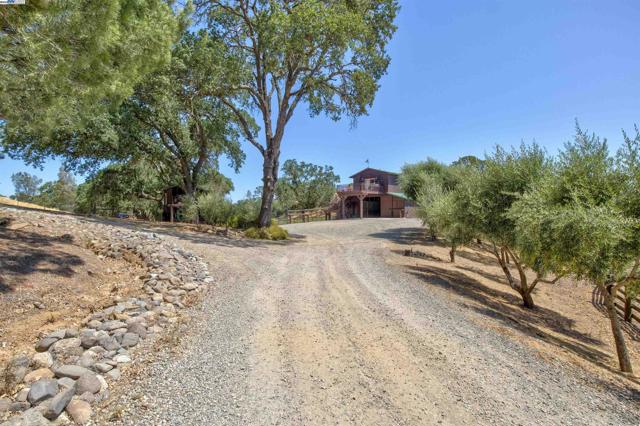 5281 Chiles Pope Valley Rd,  CA: https://media.crmls.org/mediaz/c6a65154-3642-42b8-a8b4-3a8ab65f786c.jpg
