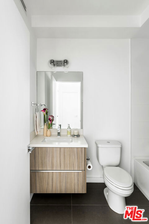 5154 W Redondo Court, Los Angeles CA: https://media.crmls.org/mediaz/c6a6b49b-d55b-4282-9f9f-9c0d8ac2dc74.jpg