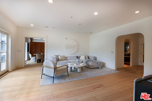 628 N Elm Drive, Beverly Hills CA: https://media.crmls.org/mediaz/c6a7dc3a-6bc2-464e-871e-74d9e62358c5.jpg