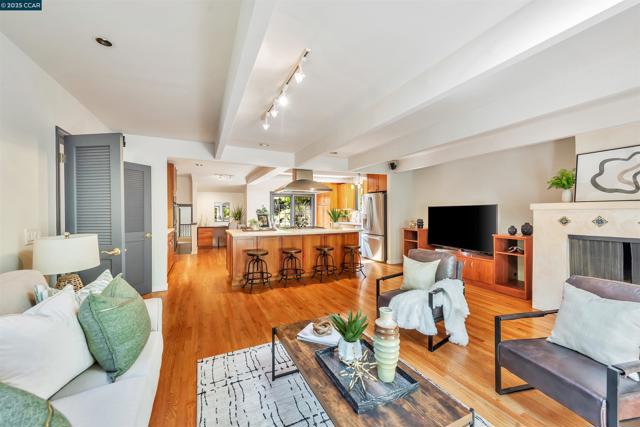 23 El Verano, Orinda CA: https://media.crmls.org/mediaz/c6a82179-bb0d-4256-8d7d-5baf63492273.jpg