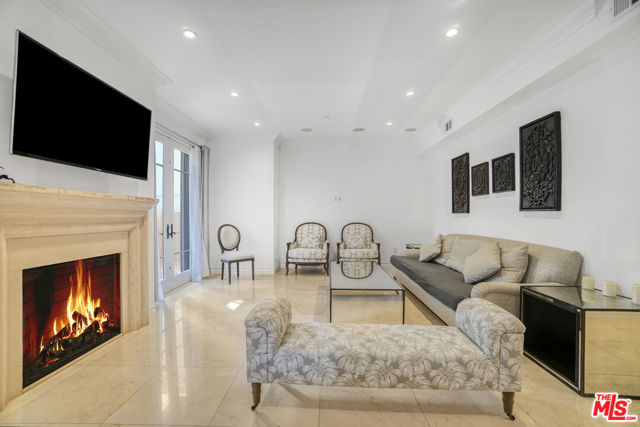 208 S Lasky Drive, Beverly Hills CA: https://media.crmls.org/mediaz/c6a89bcb-8152-4111-8028-4b2eb1191a86.jpg