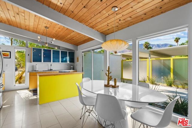 888 E Janet Circle, Palm Springs CA: https://media.crmls.org/mediaz/c6a95a46-4b0f-4688-8562-dc240a12e346.jpg