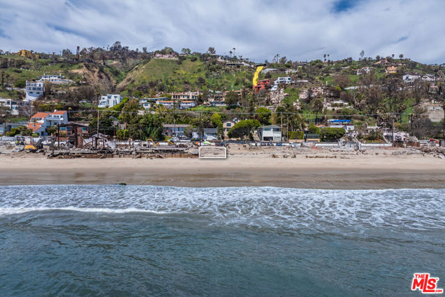 21562 Pacific Coast Highway, Malibu CA: https://media.crmls.org/mediaz/c6ac98d9-f43d-4cad-b3af-26309d8855fe.jpg